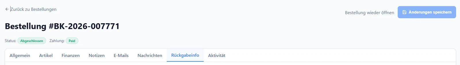 Kopf der Buchungsdetails mit Status, Zahlung und den acht Reitern